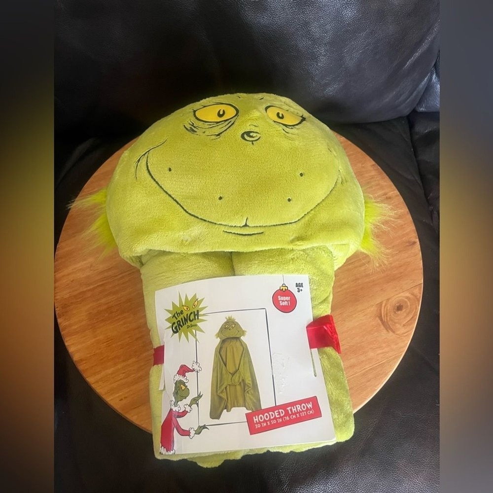 Dr. Seuss The Grinch Hooded Throw Blanket with Hand Pockets NEW - Picture 2 of 7